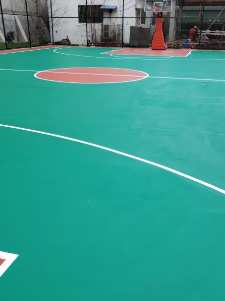 泸定 球场长期使用易出现地面开裂